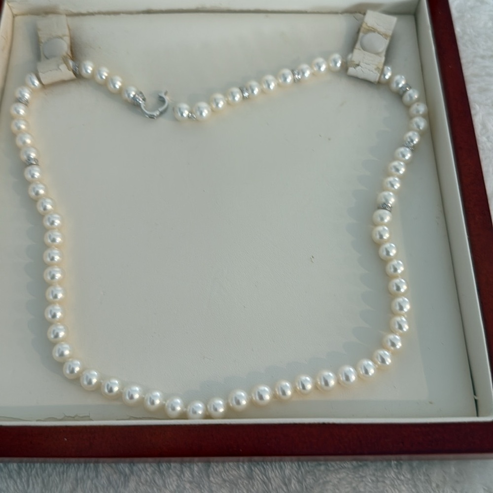 Vintage 20 inch high quality costume pearl necklace.
FINAL MARKDOWN. - Picture 7 of 11
